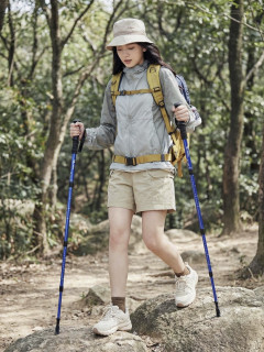 骆驼户外登山杖：徒步新手的隐形翅膀，山野行走的省力神器。