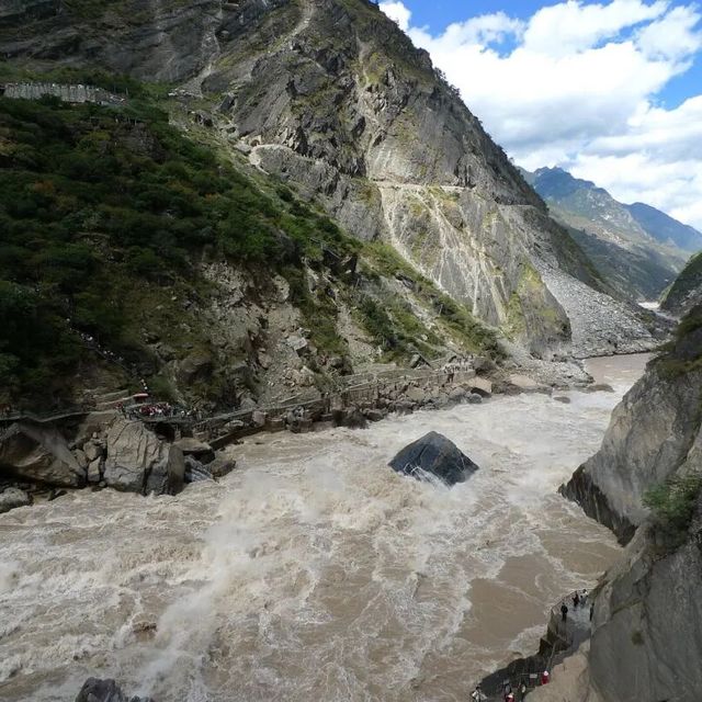 香格里拉虎跳峡：金沙江的千年怒吼