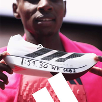 人类再创纪录！马拉松突破2小时大关：97克超轻跑鞋惹争议