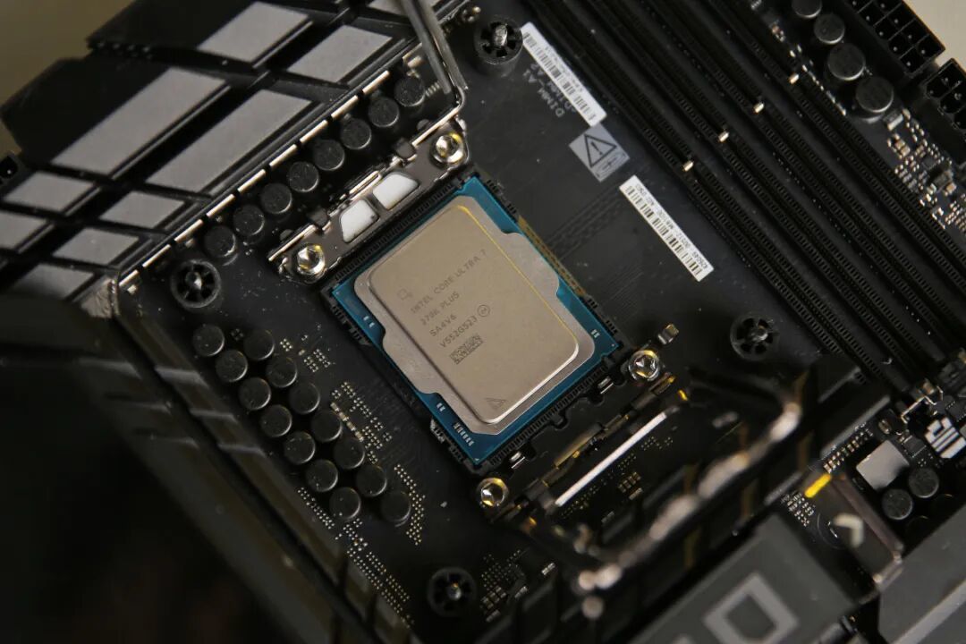 酷睿Ultra 200S Plus系列首发评测：核心增加+黑科技，游戏生产双双提升