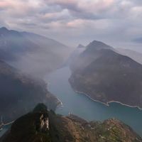 搭乘长江上最好的游轮，溯源三峡千年河山