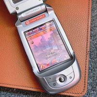 看似直板实则翻盖，怀旧神机摩托罗拉A780