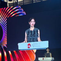 章泽天现身北京气场全开 干练职业套装亮相 大方登台发表演讲