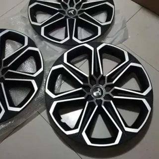 特斯拉轮毂盖撞坏了，我在闲鱼免费白嫖！只出了个邮费