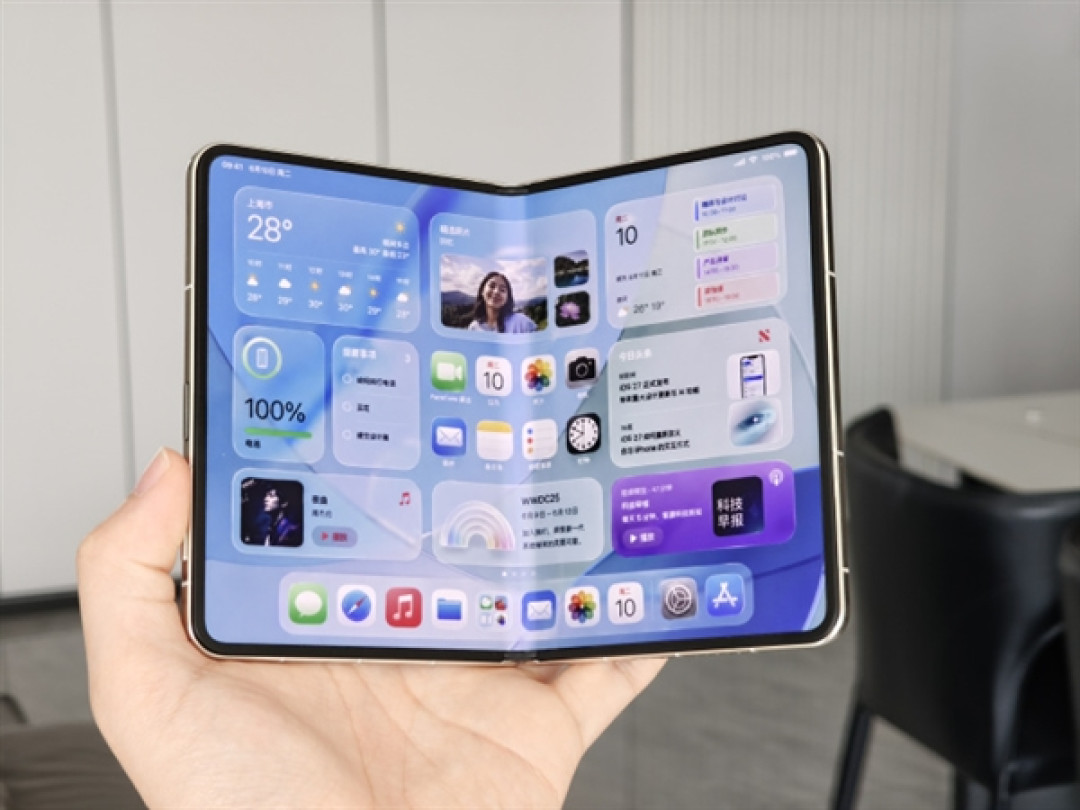 折叠屏iPhone真机首曝：博主晒3张照片冲上热搜