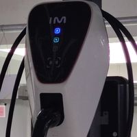 学美弟人民暗装充电桩教学来了，看这效果是真不戳啊。这样“到位”的桥架你见过吗？
