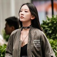 太古里女生的性感，从不会藏起来！上街穿“肚兜、拖地裤”，好美