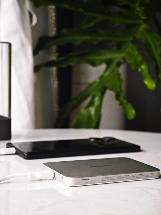 春日轻装出行，绿联超薄磁吸充电宝才是我的首选 ，拒绝砖头款～