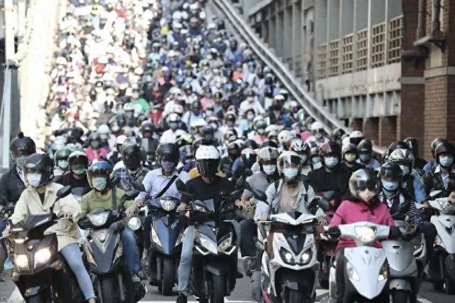 西安“摩托大军”破70万辆！这座古城为何成“两轮天堂”？