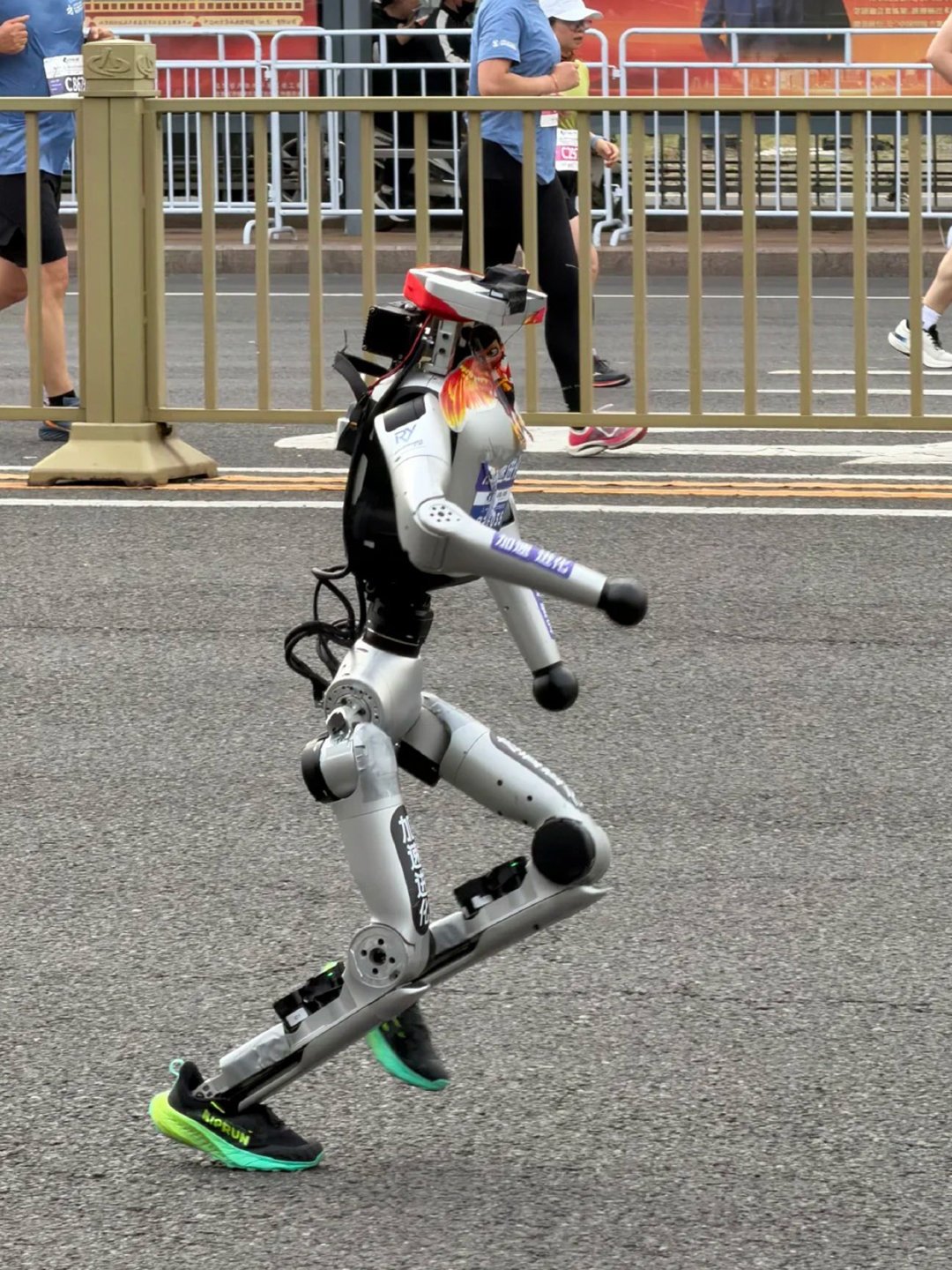 揭秘机器人马拉松的跑鞋:不为模仿,只为防止半路关节报废