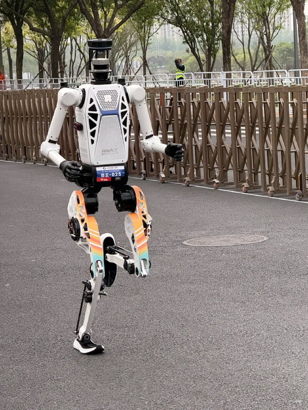 揭秘机器人马拉松的跑鞋:不为模仿,只为防止半路关节报废
