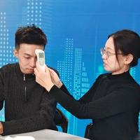 海报实验室丨电子体温检测仪到底准不准，记者实测几乎一种设备一个温度，最高相差1度