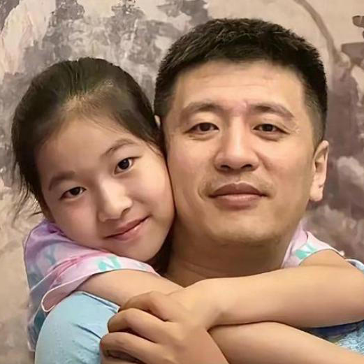 张雪峰离世后，11岁女儿账号半月涨粉百万，妈妈绝不让她走网红路