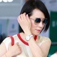 俞飞鸿有身材就放肆了，穿无袖短上衣+喇叭裤，三七比例惹人羡