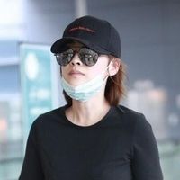 梅婷的日常出行穿搭：T恤不搭配半身裙、凉鞋，看起来更时髦洋气