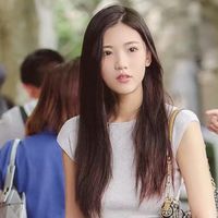 这些年轻女生的街拍很惊艳，很多在穿辣妹迷你裙，时髦又显腿长！