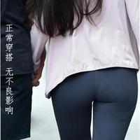 真正高级的懒人穿搭，不是随便抓两件就出门，高腰九分瑜伽裤配轻薄连帽衫，舒服也体面