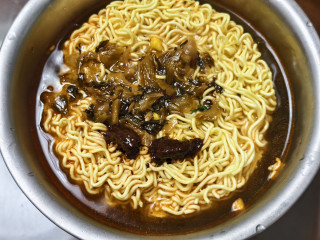 白象老坛酸菜牛肉面评测