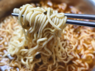 白象老坛酸菜牛肉面评测