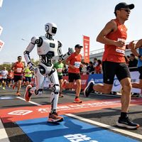 全球首场人形机器人半马开跑，闪电机甲破人类纪录