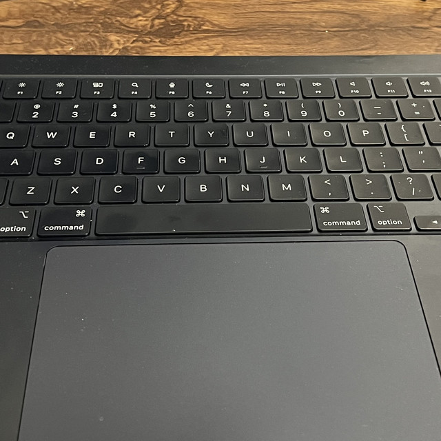 中登垃圾佬的桌面【1】MacBook Air M3 15寸无头骑士