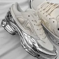 Raf Simons 与 Adidas 的经典合作回顾