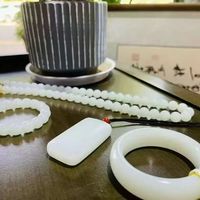 碧玉手镯 VS 白玉手镯