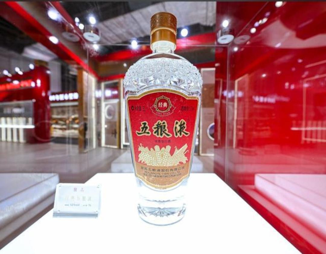 五粮液净利暴增82%背后：一场“财务洗澡”与百亿回购自救