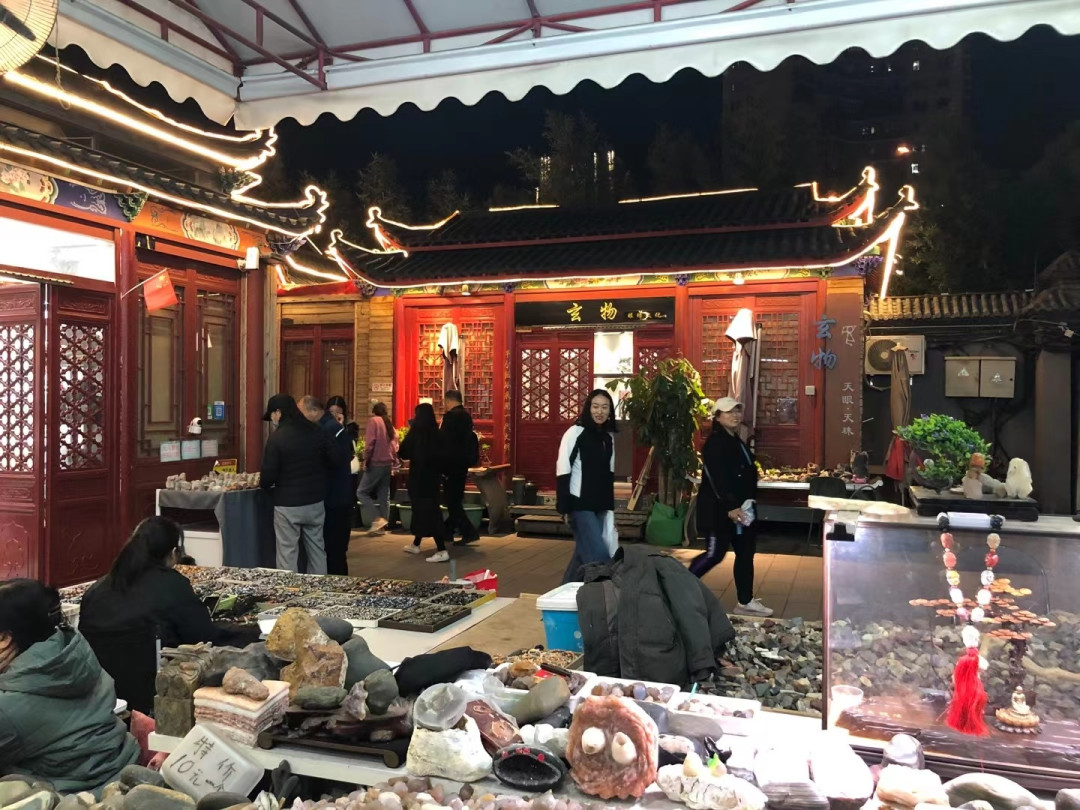 潘家园首届国际文玩周开幕，汇珍奇好物，享中外文化盛宴