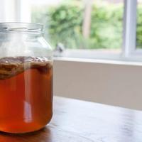 爆火的顶流“养生水”，竟然是咱爸妈玩剩下的红茶菌！劝你慎重地喝