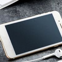 耳机孔消失了八年，手机音质为什么永远听个响？