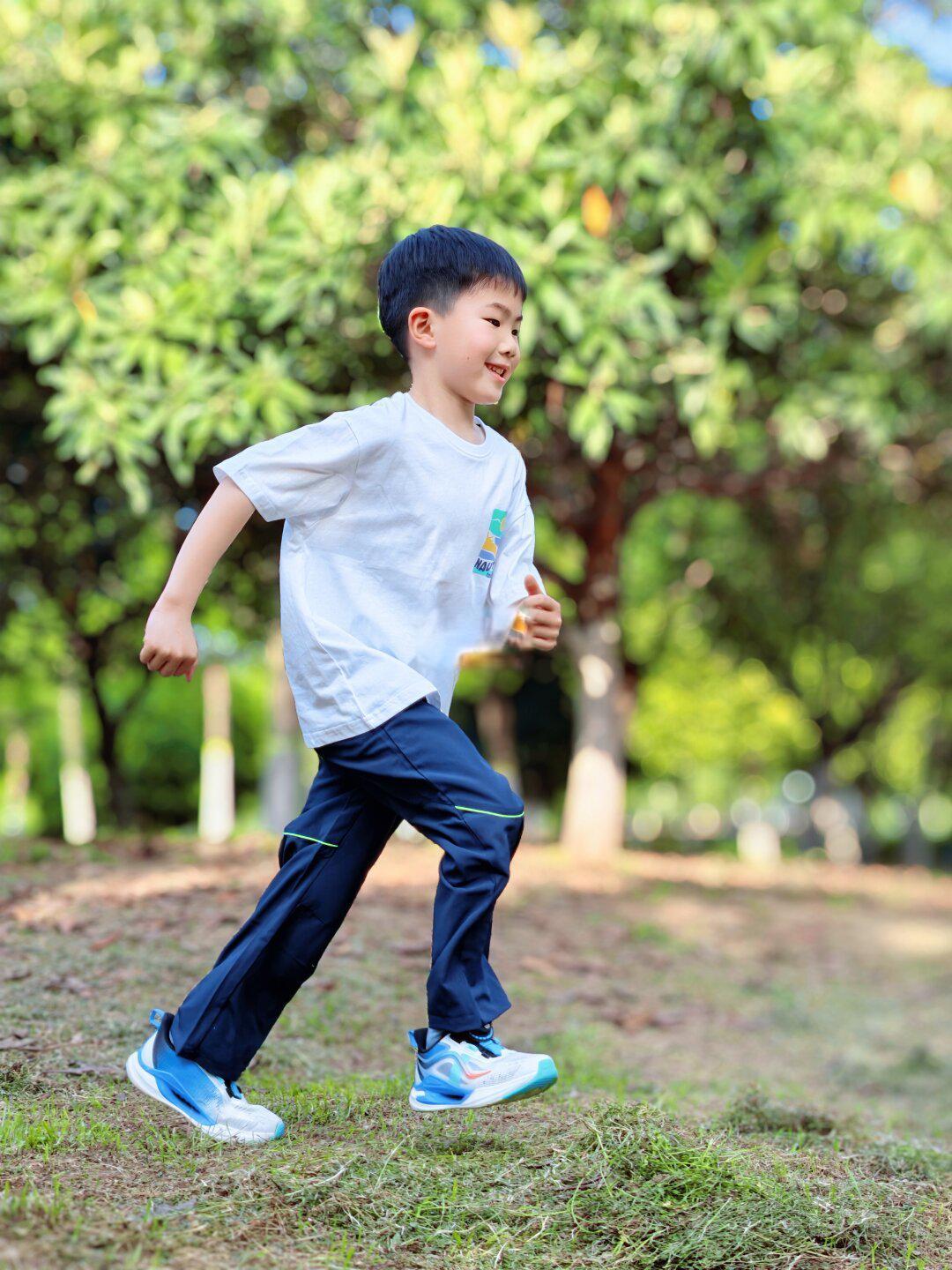 绿茵小子点燃赛场:足球带给少年的远不止是冠军