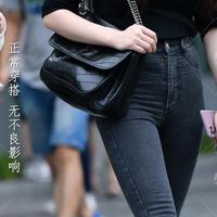 秋冬穿搭最容易没记忆点？黑色高腰牛仔裤配方领针织、绒面高筒靴，显瘦显高还很有氛围感