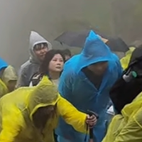 5月2日,泰山小雨,阻挡不住游客爬山的热情,是放假还是渡劫?