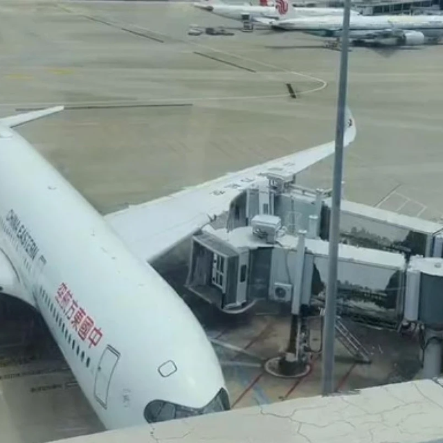东航 MU5406 虹桥机场碰擦廊桥：虚惊，安全处置全员无恙