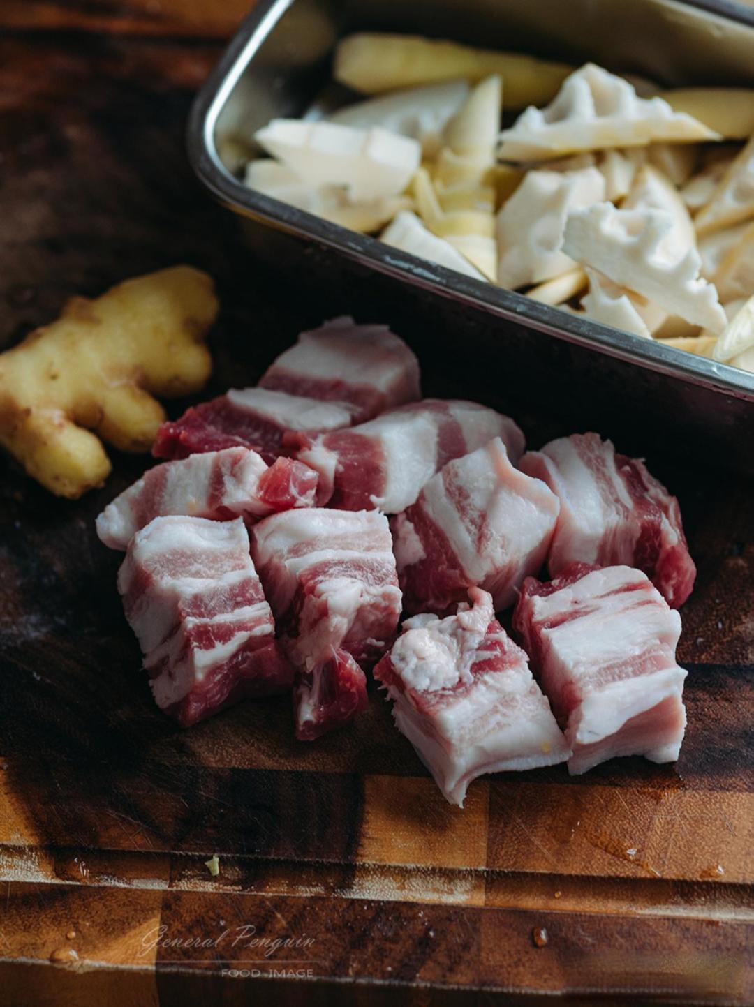 颠覆认知:东坡肉是清水炖肉?苏轼的诗里藏着真相