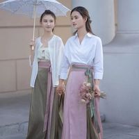 去北京才发现：女生都爱穿“马面裙”，搭配T恤、衬衫都好有气质