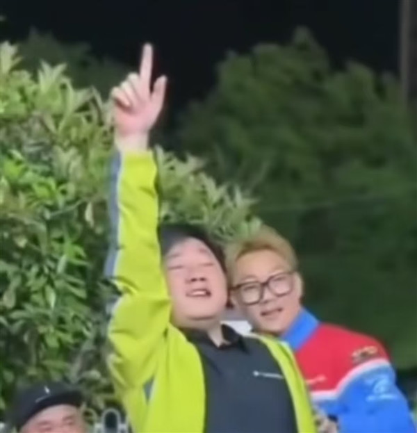 张雪路边摊见证第三冠！激动大喊：我们拿冠军了 全场我买单