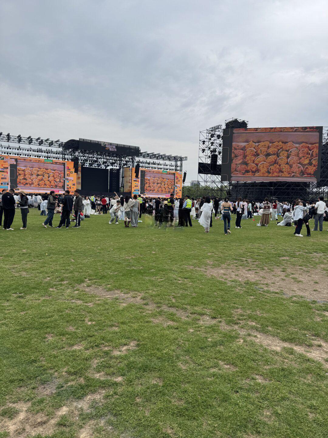 上海芒果音乐节:顶流阵容难救场,槽点频出体验两极分化