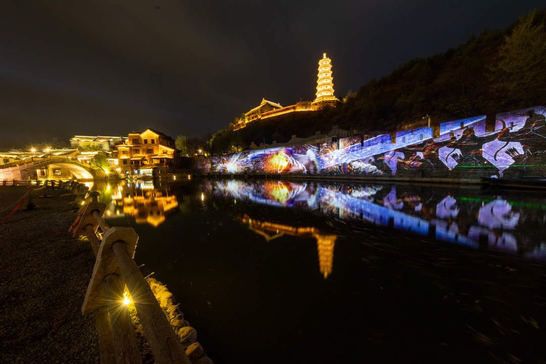 北京夜游天花板！古北水镇长城塔秀，1600℃铁花再现漫天金雨