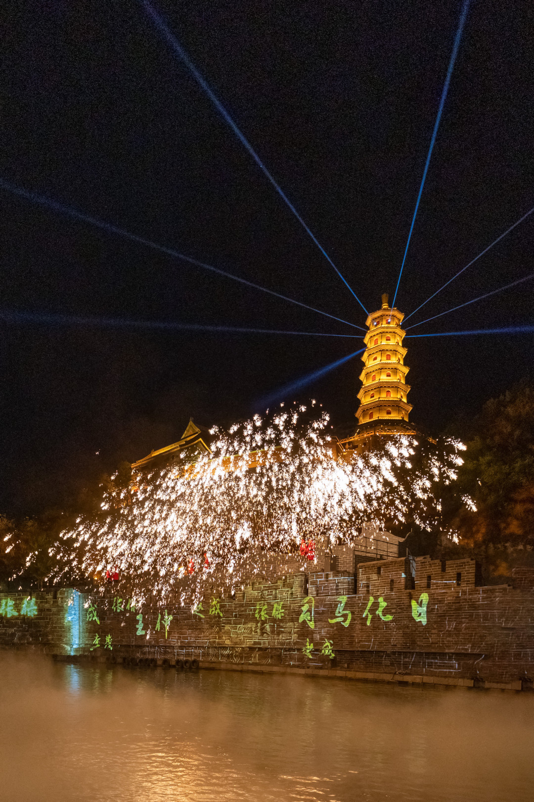 北京夜游天花板！古北水镇长城塔秀，1600℃铁花再现漫天金雨