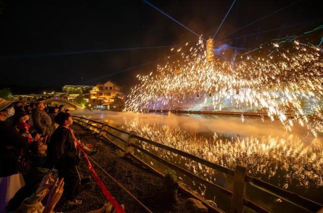 北京夜游天花板！古北水镇长城塔秀，1600℃铁花再现漫天金雨