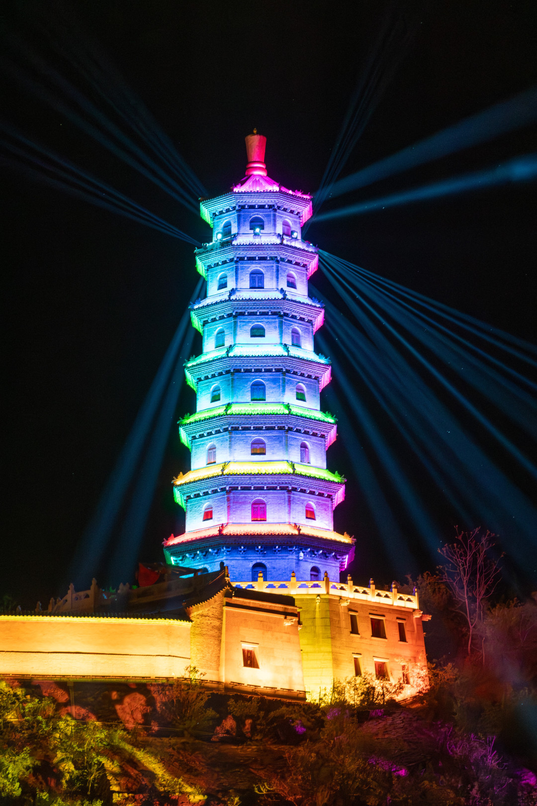 北京夜游天花板！古北水镇长城塔秀，1600℃铁花再现漫天金雨