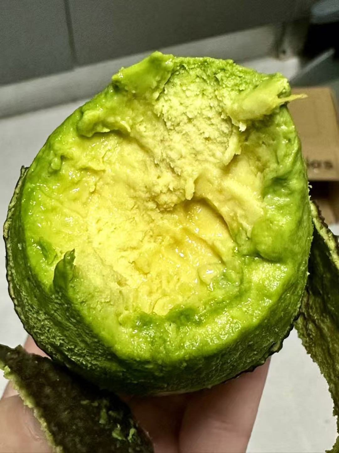都说长条牛油果像奶油,为何你吃的却像啃萝卜?