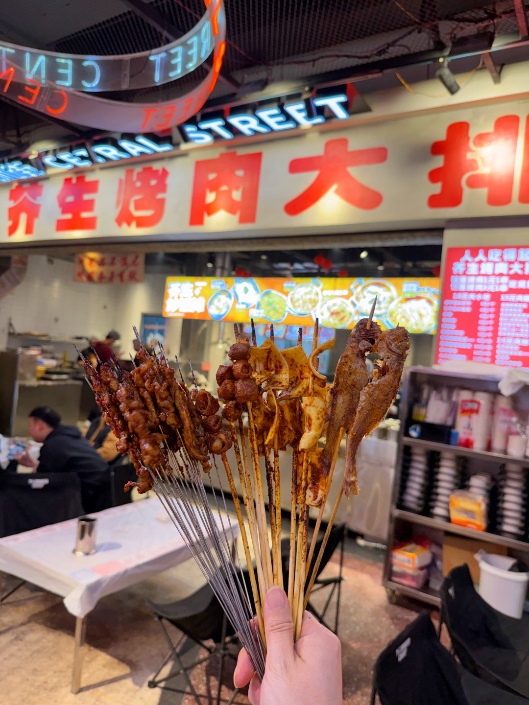 贵阳铁签烤肉凭啥让人上头？精髓就在那碟折耳根蘸水里