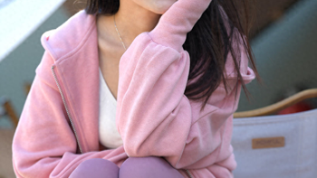 粉色卫衣展现随性舒适感瑜伽裤勾勒腿部优美曲线