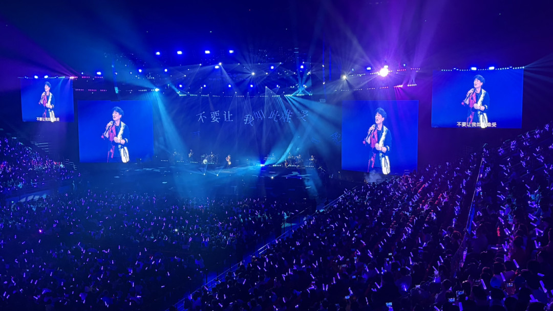 周华健演唱会万人合唱，中年人鬼哭狼嚎式跟唱致敬青春