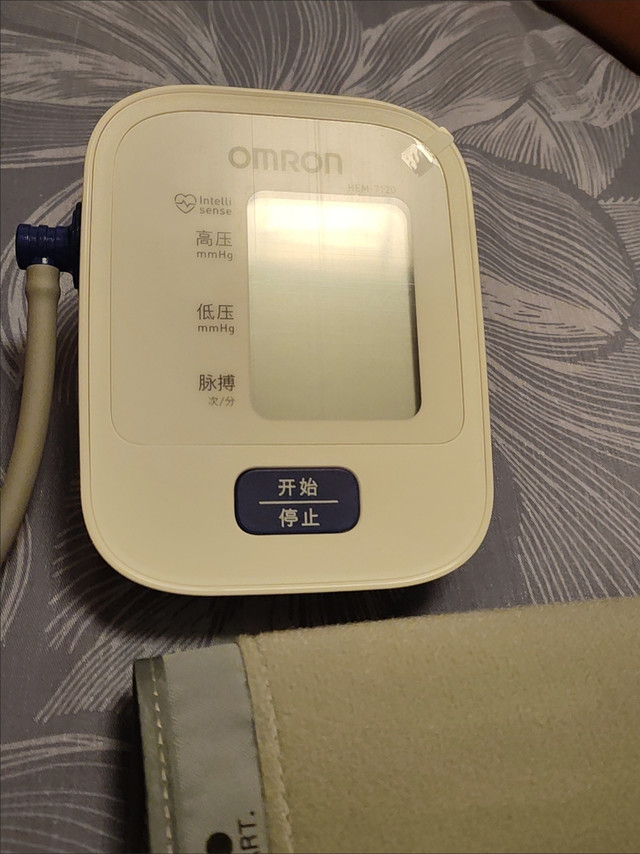 欧姆龙上臂式血压计精准测量