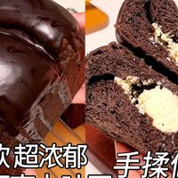 那个超火的浓情巧克力吐司，有个薄脆的巧克力脆皮，还有奶香浓郁的乳酪馅，细腻又绵密的，这种超浓郁巧克力风味的吐司真的是吃着超过瘾的说！而且不用厨师机的吐司的做法，