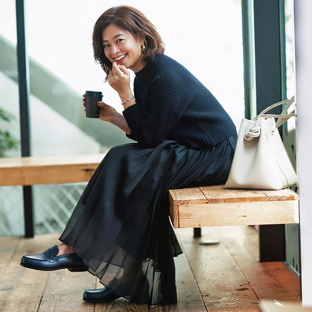 日本大龄女人的穿搭很惊艳：发不染、衣不花，不穿运动鞋减龄高级